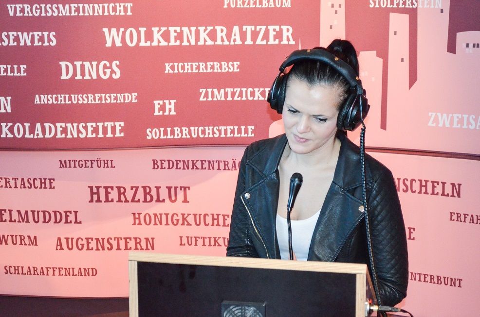 Mit Kopfhörern in der Experimenta Heilbronn