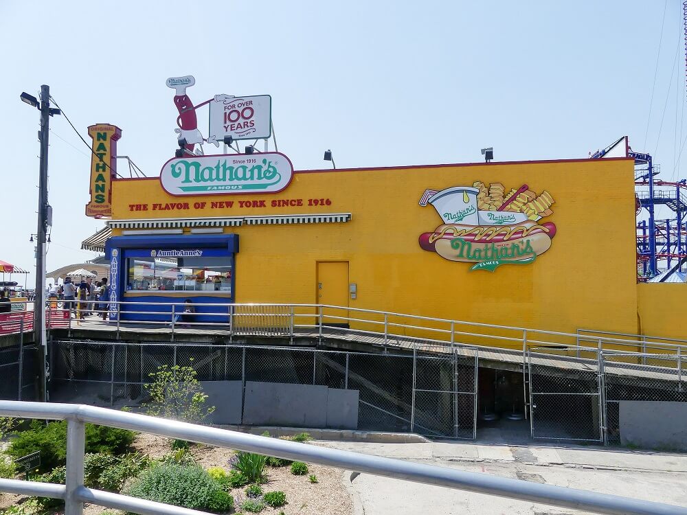 Nathans Hot Dogs bei Coney Island