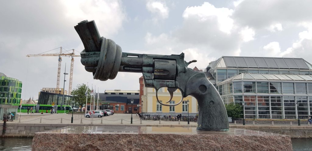 knotted gun in Malmoe