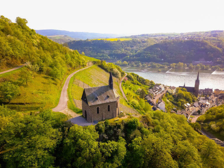 Die Clemenskapelle auf dem Rheinsteig ist ein beliebtes Motiv für Urlaubsfotos