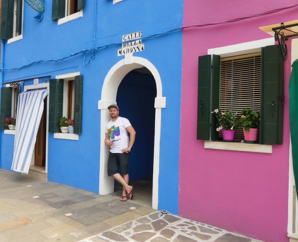 Mario vor einem blauen Haus in Burano
