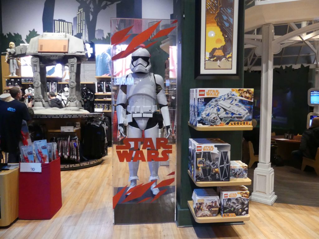 Riesen Stormtrooper Figur im Disney Store in Manhattan