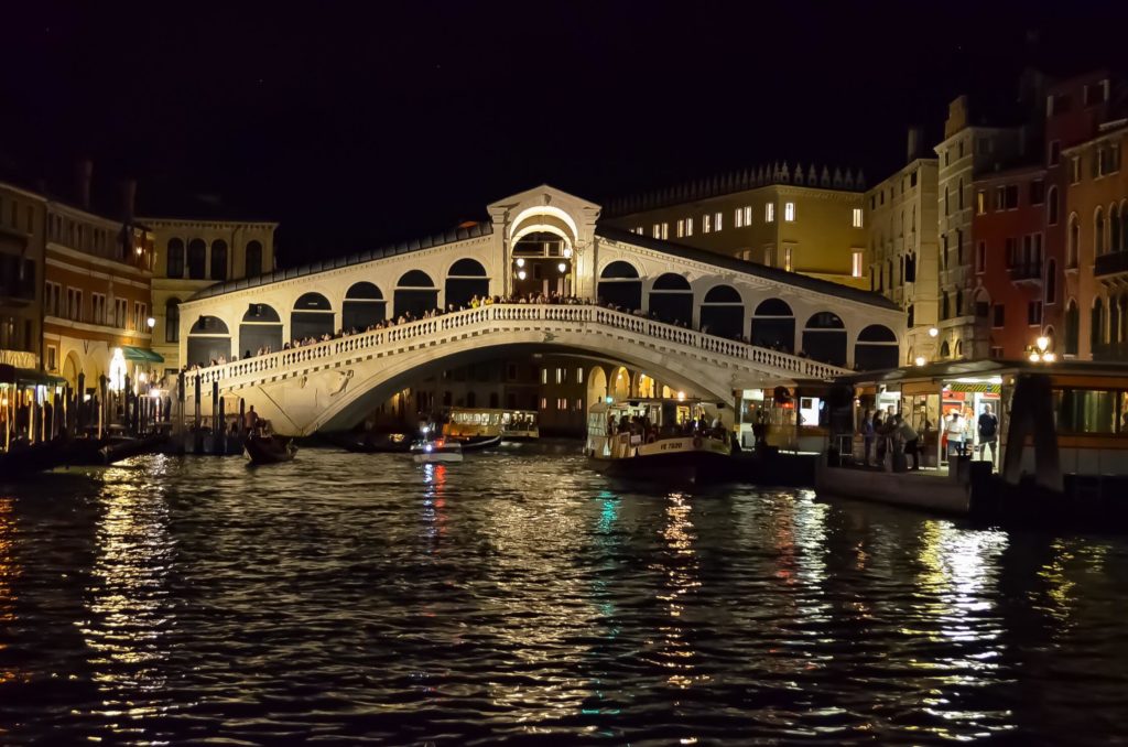 Dinge die man in Venedig tun sollte - Rialto Brücke bei Nacht