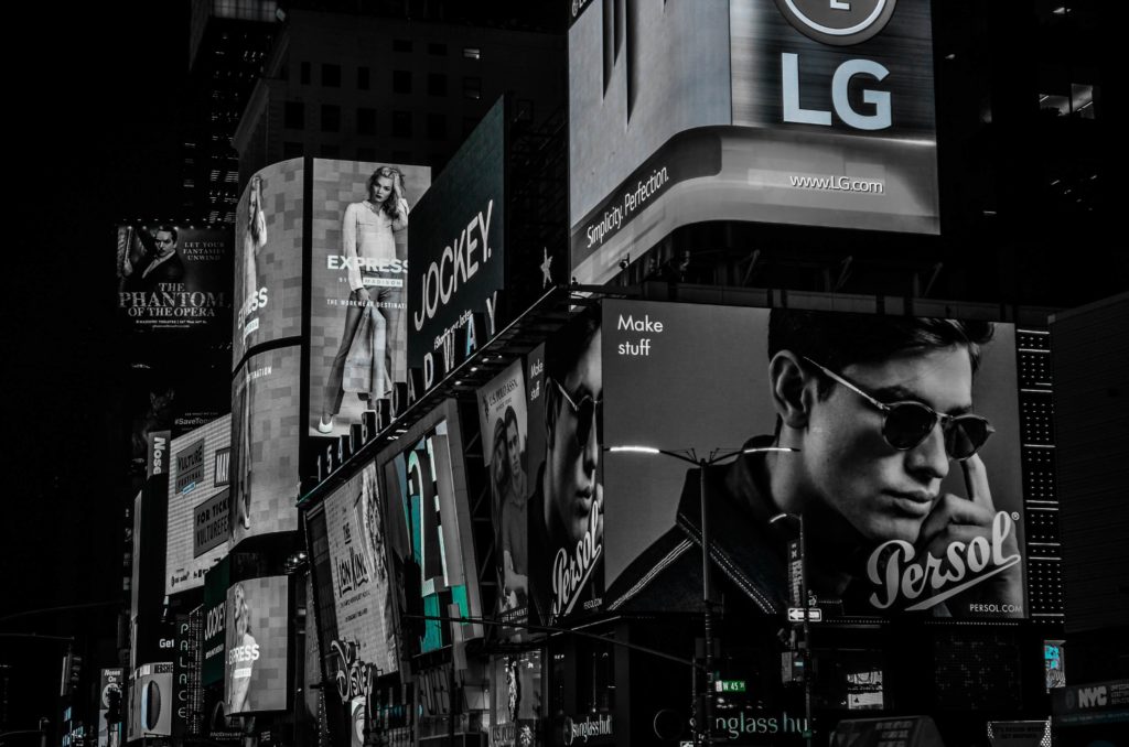 Spaziergang entlang des Times Squere in New York