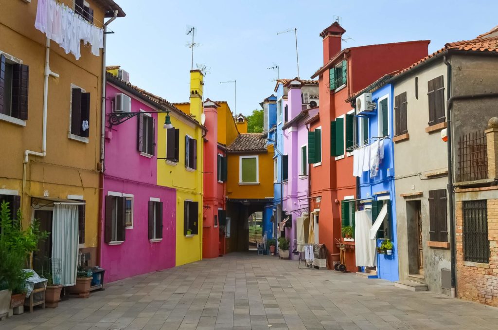Bunte Häuser in der Innenstadt von Burano