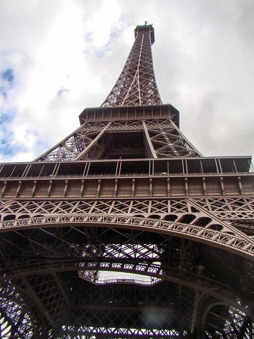 Der Eiffellturm von unten