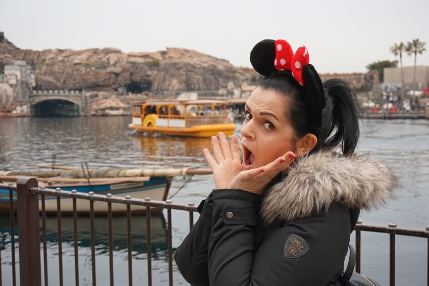 Frau mit Mickey Maus Ohren im Tokio Disney Sea