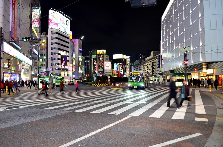 Menschen überqueren einen Fußgängerüberweg in Tokio Ikebukuro