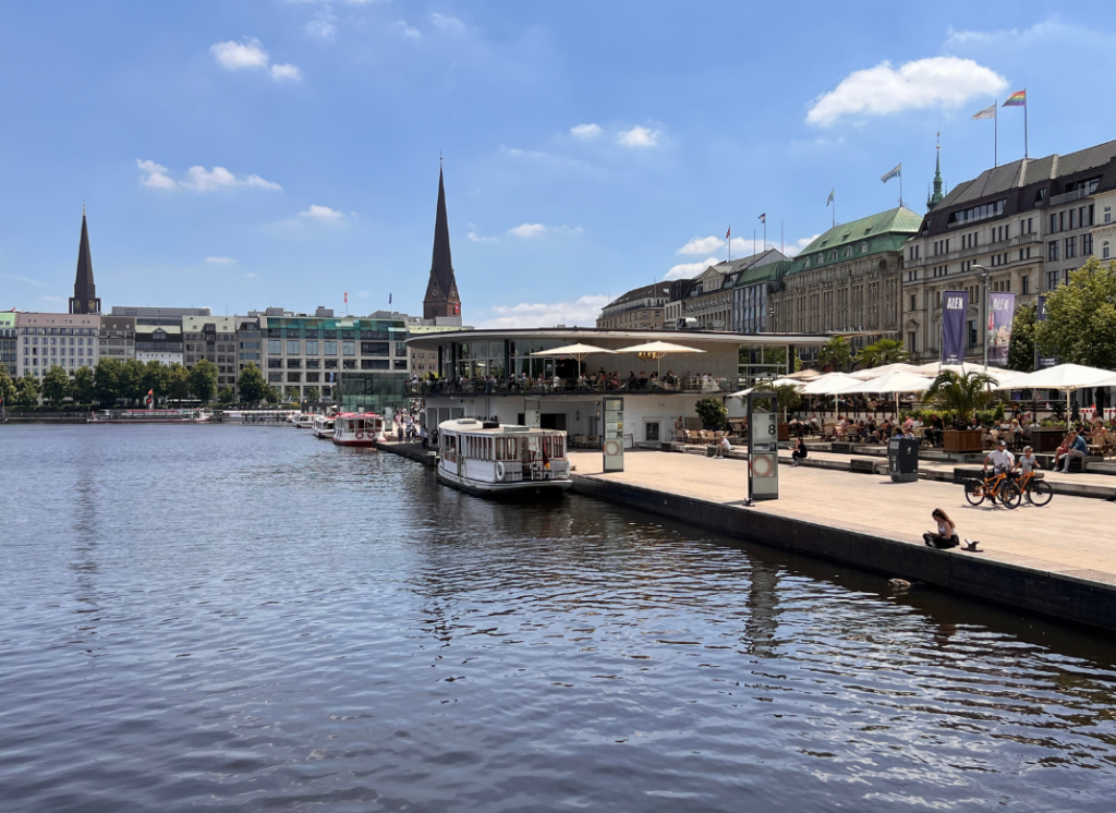 Schifffahrt auf der Alster Hamburg