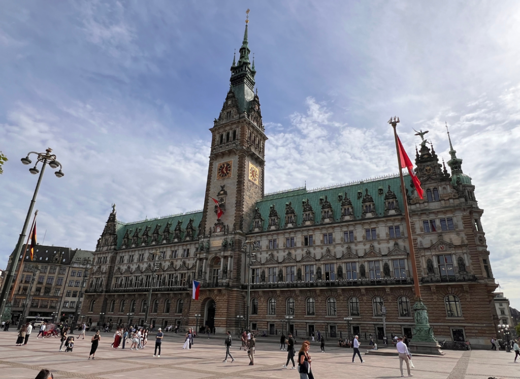 Das prachtvolle Rathaus Hamburg mit seiner beeindruckenden Fassade und dem markanten Turm im Stil der Neorenaissance – ein Wahrzeichen der Hansestadt