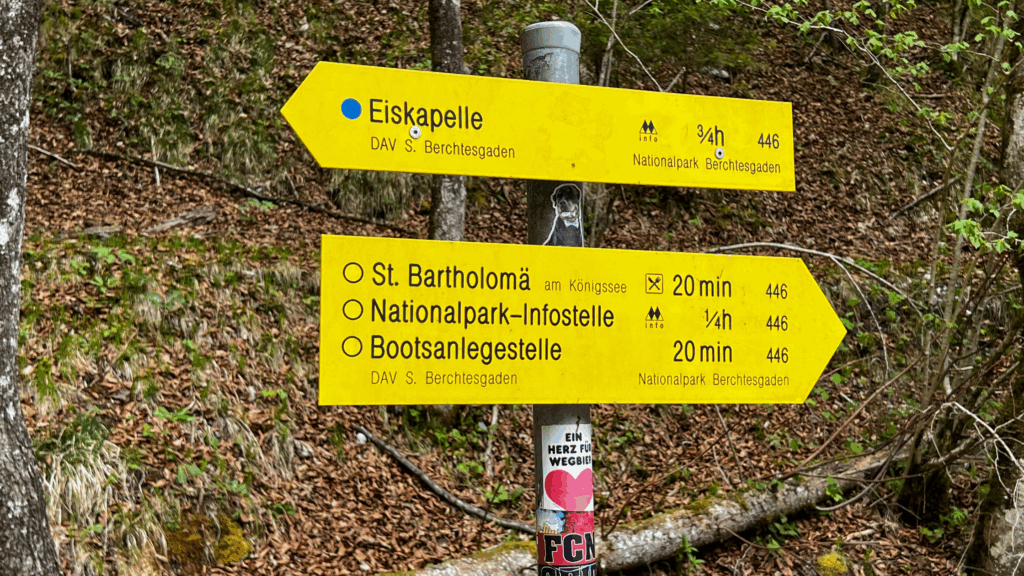 Wanderschilder Königssee Eiskapelle St. Bartholomä, Wanderwege Nationalpark Berchtesgaden, Wegweiser Berchtesgaden Wanderung, Bootsanlegestelle Königssee, DAV S. Berchtesgaden