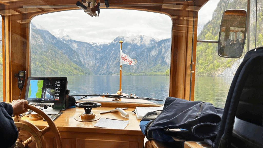 Königssee Schifffahrt Steuermann Kabine, Elektroboot Königssee Ausblick, Kapitän Königssee Boot, Panoramablick Königssee Berge, Bootsfahrt Bayern Nationalpark Berchtesgaden