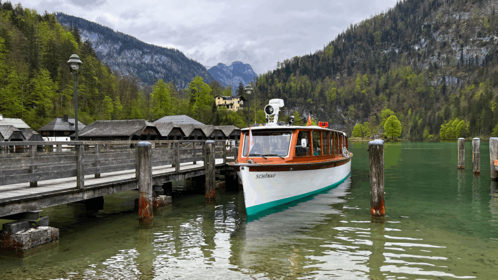 Schifffahrt Königssee Elektroschiff Schönau, Bootsanlegestelle Königssee, Holzboote Königssee, bayerische Alpen Schifffahrt, Königssee Attraktion, St. Bartholomä Bootsfahrt