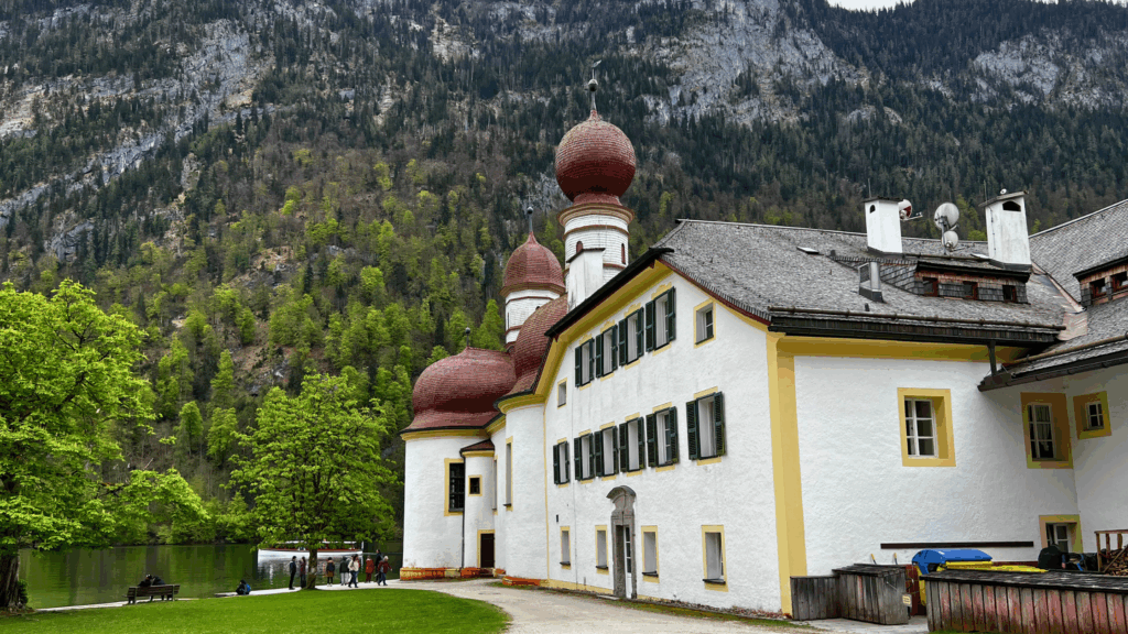 St. Bartholomä Kirche Königssee Bayern Alpen, historische Wallfahrtskirche rotes Dach, Bootsfahrt Königssee Sehenswürdigkeiten, Schönau am Königssee Natur, bayerische Architektur Landschaft