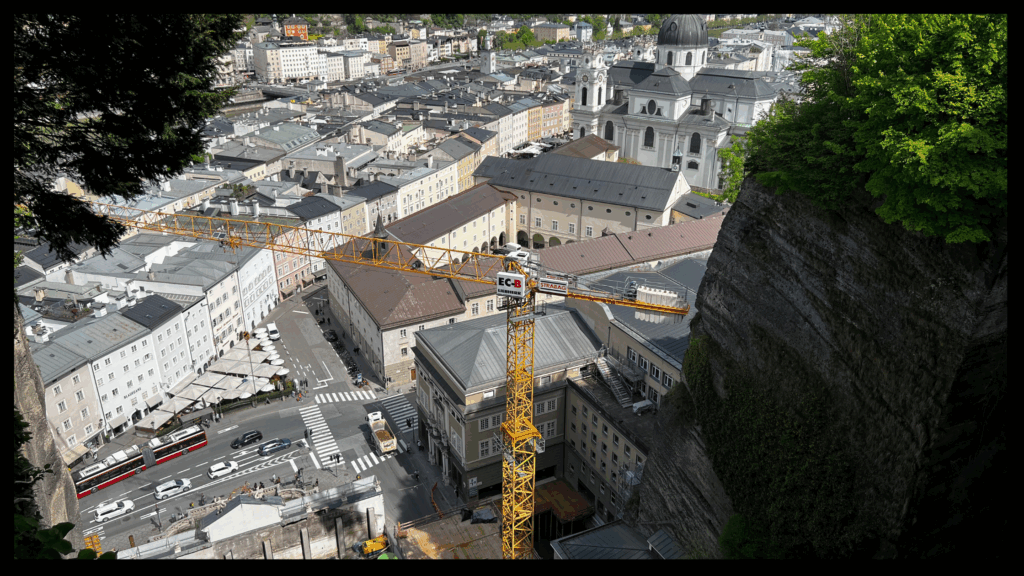 Blick auf die Salzburger Altstadt mit barocken Gebäuden