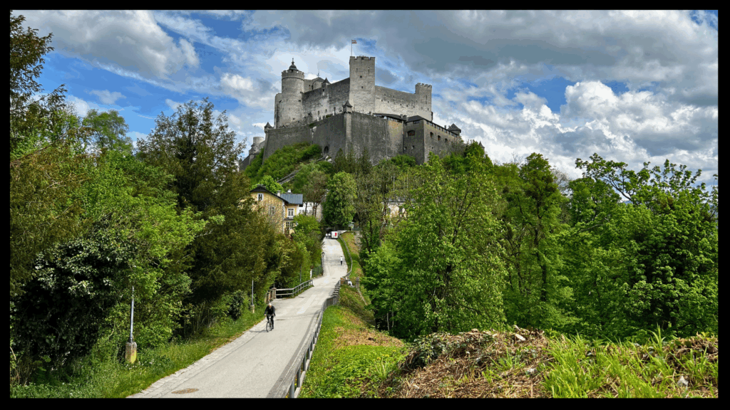 Festung Hohensalzburg thront hoch über der Salzburger Altstadt an einem sonnigen Tag