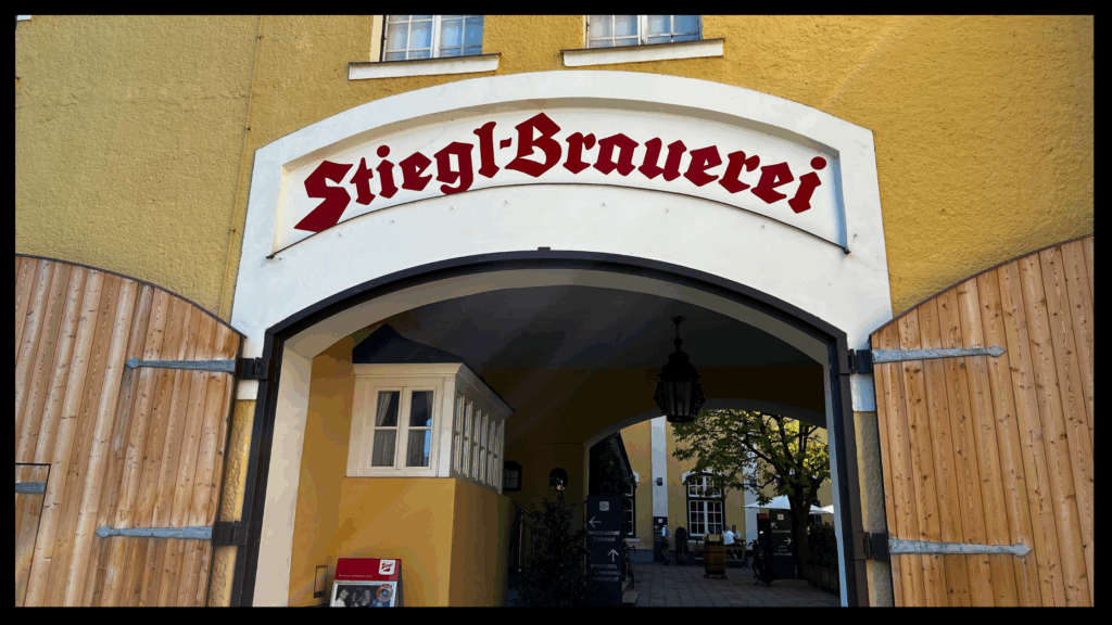 „Eingang zur Stiegl-Brauwelt Salzburg mit historischem Brauereigebäude