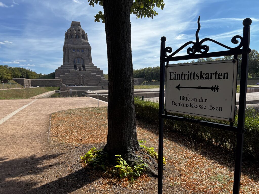 Völkerschlachtdenkmal-Eingang-Leipzig-Michael