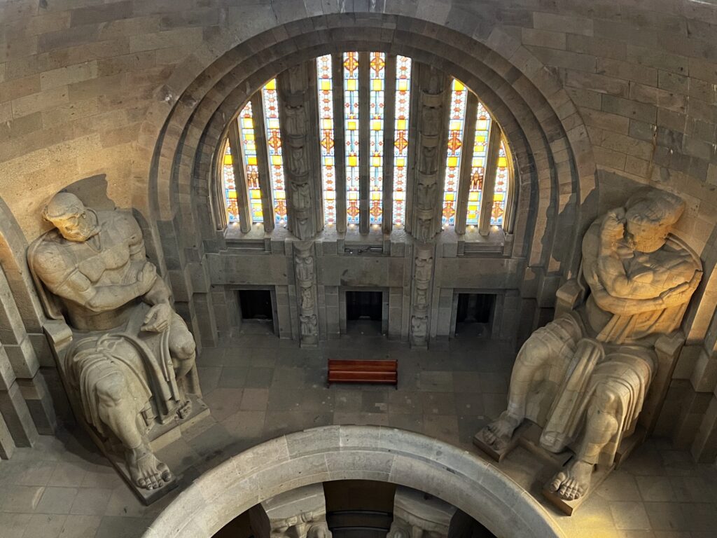 Völkerschlachtdenkmal-Innenraum-Krypta-Ruhmeshalle-Leipzig-Sehenswürdigkeiten