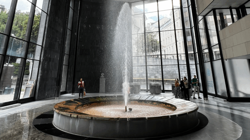 Trinkstelle der Fontaine Heilquelle in der Sprudelkolonnade Karlsbad, Karlovy Vary, Thermalwasser.
