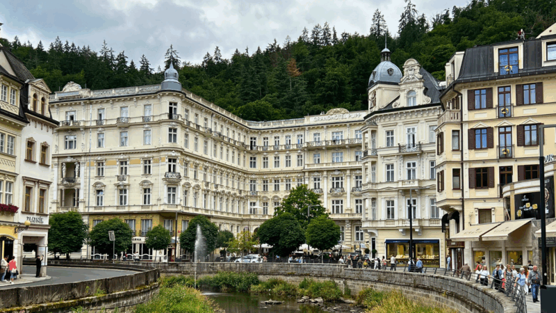 Grandhotel Pupp Karlsbad, luxuriöses historisches Gebäude und berühmtes Wahrzeichen.