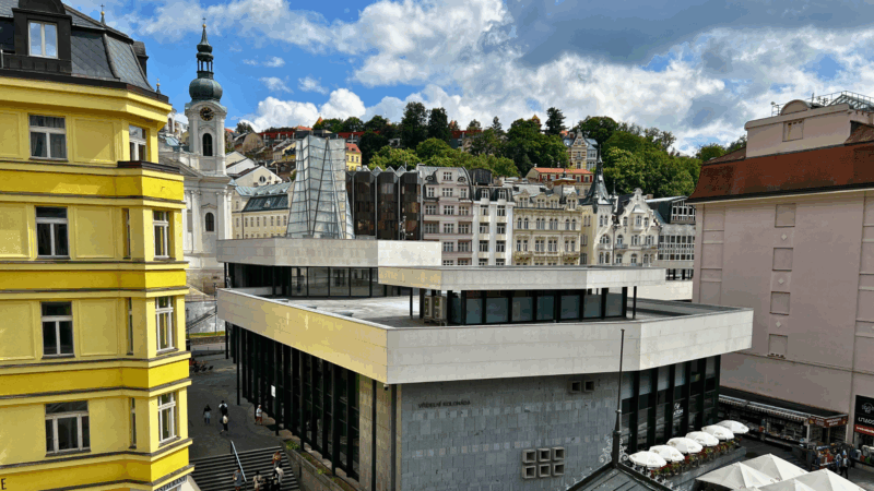Sprudelkolonnade Karlsbad (Vřídelní kolonáda) mit Geysir Vřídlo, Karlovy Vary Thermalquelle